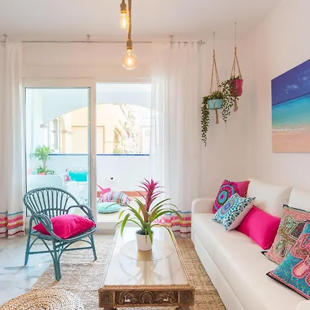 Boho Chic- Beachfront - Free Bikes - Salt Water Pool Apartment *