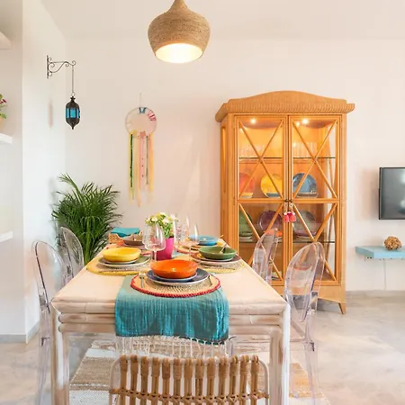Boho Chic- Beachfront - Free Bikes - Salt Water Pool Apartment