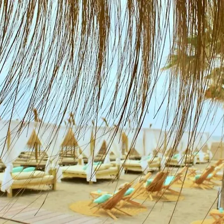 Boho Chic- Beachfront - Free Bikes - Salt Water Pool Apartment *
